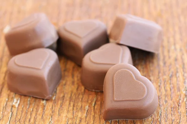 Шоколадные кусочки в форме сердец — стоковое фото