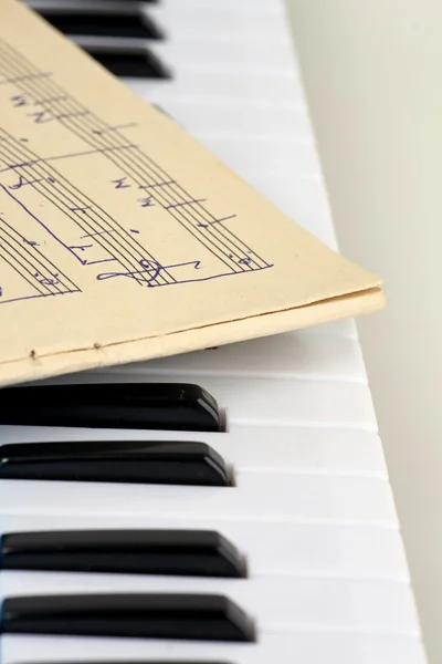 Un pianoforte e note musicali — Foto Stock