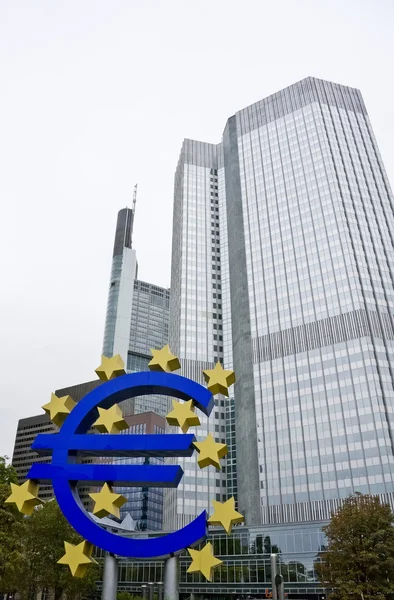 Signo de moneda euro y Banco Central Europeo en Frankfurt — Foto de Stock
