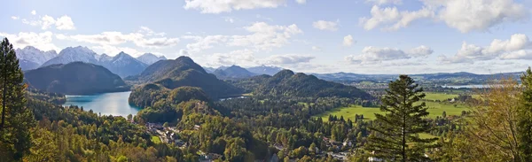 Bergmeer en panoramisch uitzicht op de Beierse Alpen — Stockfoto