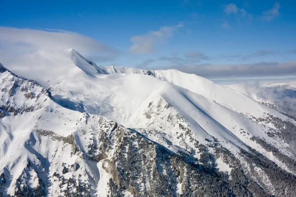 Ορεινό τοπίο το χειμώνα στην ηλιόλουστη ημέρα — Φωτογραφία Αρχείου