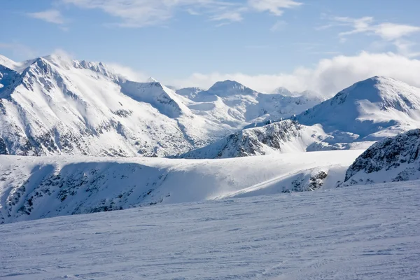 Skipiste in de winterbergen — Stockfoto