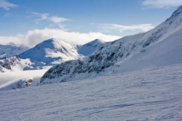 Skipiste in de winterbergen — Stockfoto