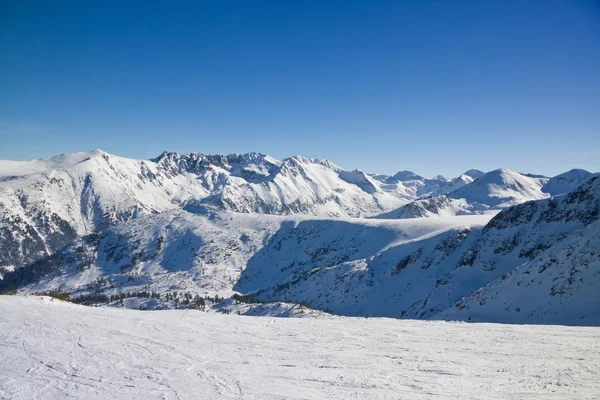 Kış dağlarında kayak yamacı — Stok fotoğraf