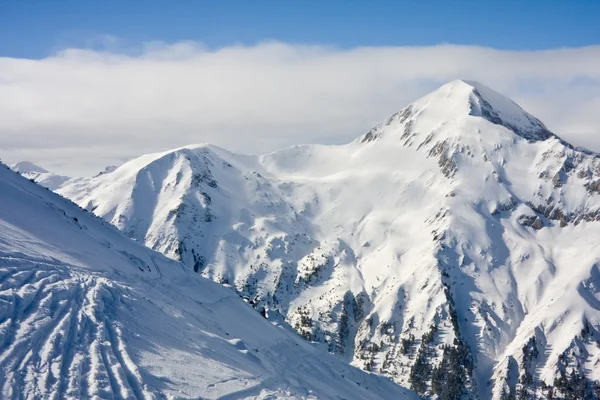 Zimowy krajobraz gór w słoneczny dzień — Zdjęcie stockowe