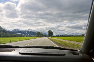 arabamın penceresinden görüntülemek için yol ve dağ manzarası