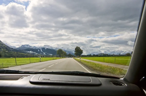 Visa från fönstret bil till landsväg och mountainbike landskap — Stockfoto