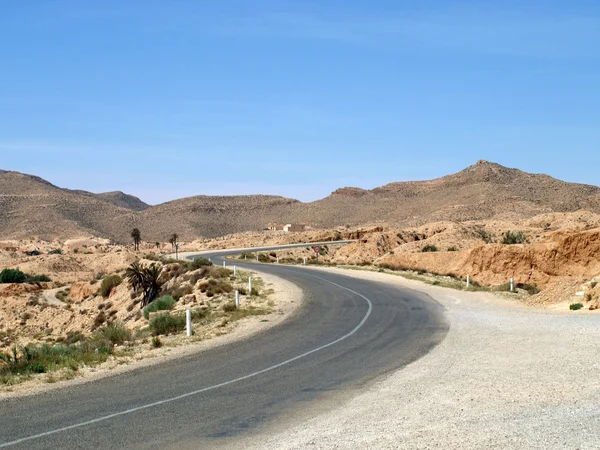 Estrada do deserto entre montanhas — Fotografia de Stock