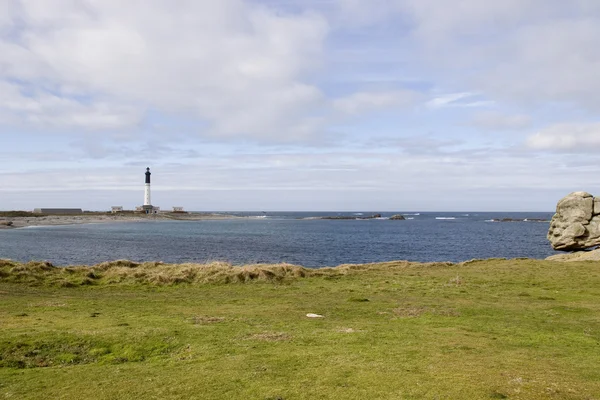 Deniz feneri ile ada kısmı — Stok fotoğraf