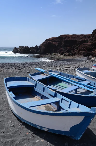 Blaue Ruderboote auf Lanzarote — Stockfoto