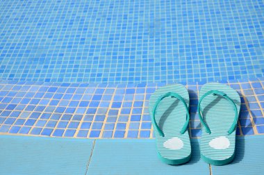 kadın flip flop tropikal havuzu yakınlarında