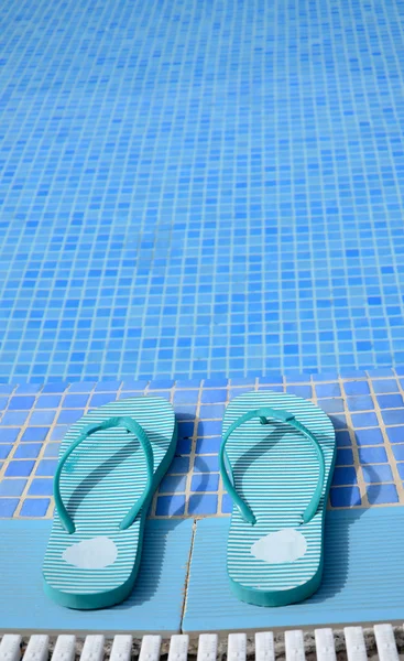 Chanclas azules cerca de la piscina —  Fotos de Stock