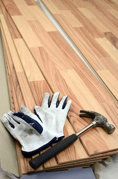 Herramientas de carpintería en suelo de paneles nuevos —  Fotos de Stock