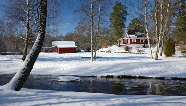 Vinterlandskap med svensk stuga — Stockfoto