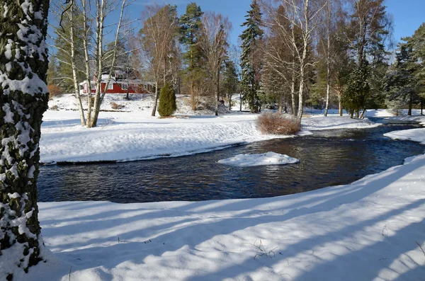 Paisagem de inverno com casa de campo sueca — Fotografia de Stock
