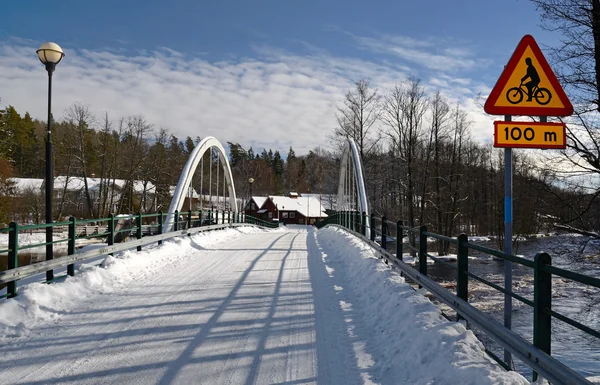 Ponte de inverno sobre o rio — Fotografia de Stock
