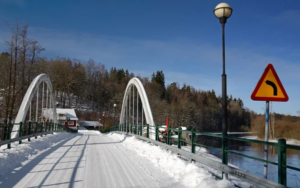 Vintern bron över floden — Stockfoto