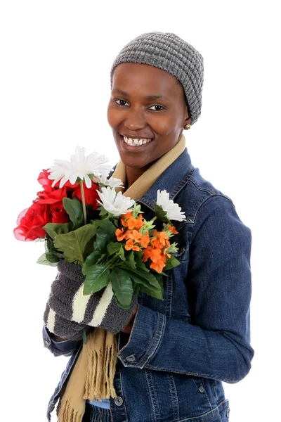 Belle dame africaine avec des fleurs — Photo