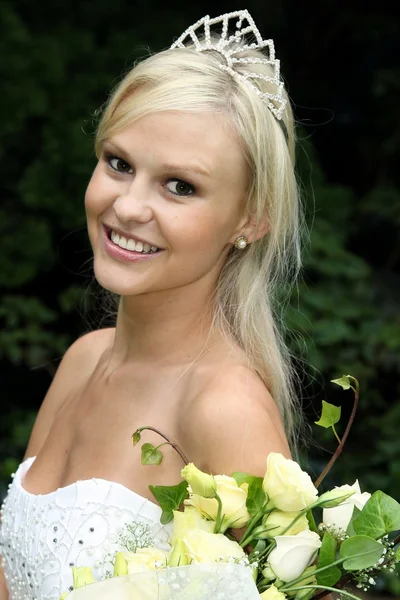 Linda noiva sorridente — Fotografia de Stock