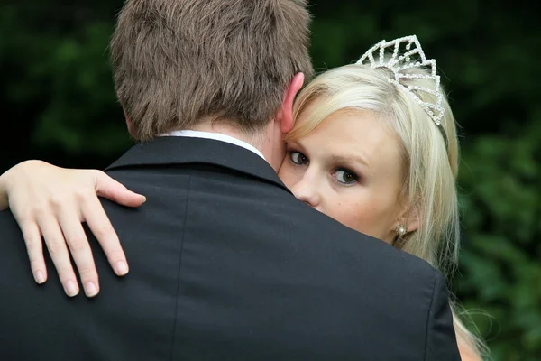 Bela noiva olhando sobre o ombro do marido — Fotografia de Stock