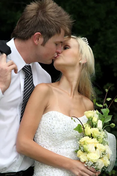 Beijar casal de casamento — Fotografia de Stock