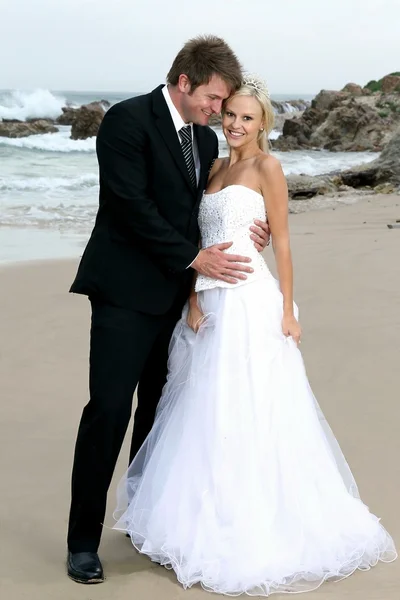 Nevěsta a ženich na pláži — Stock fotografie