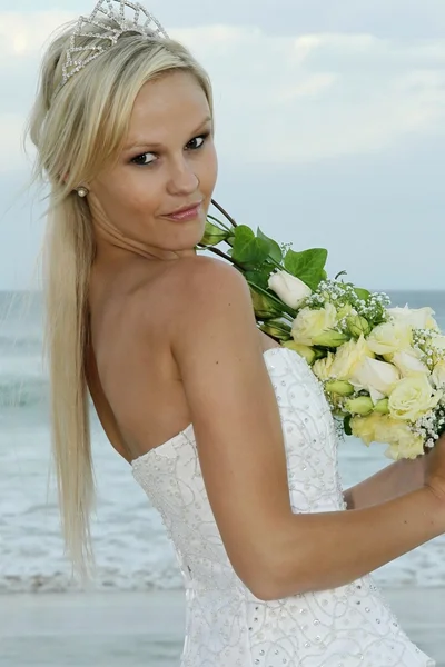 Mooie bruid op het strand — Stockfoto