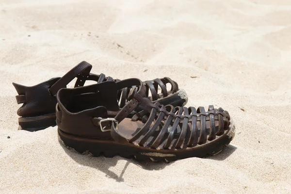 在沙滩上的皮革凉鞋 — 图库照片