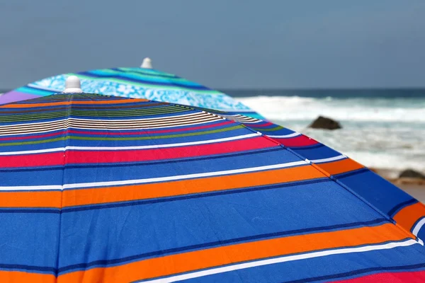Цветные пляжные зонтики — стоковое фото
