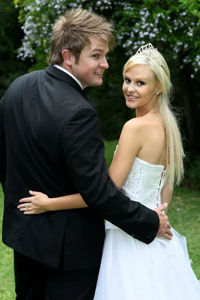 Elbise ve takım elbise düğün çifti — Stok fotoğraf