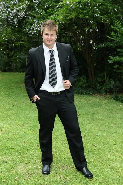 Przystojny młody mężczyzna w garnitur i krawat — Zdjęcie stockowe