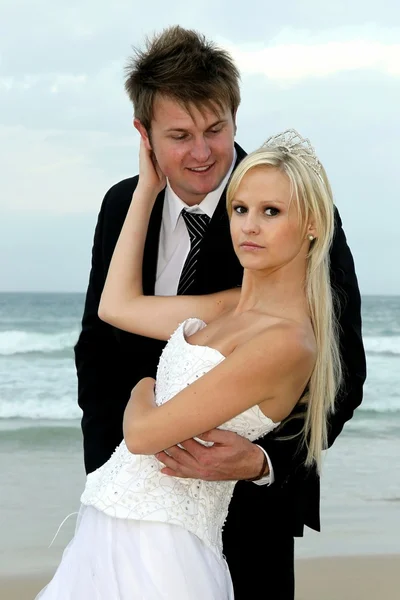 Charmant couple de mariage au bord de la mer — Photo