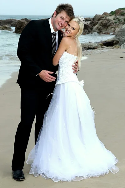 Deniz kenarındaki güzel düğün çifti — Stok fotoğraf