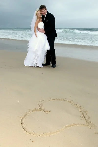 바다 옆에 아름 다운 결혼식 한 쌍 — 스톡 사진