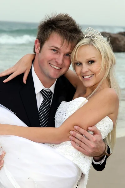 Krásné svatební pár na straně moře — Stock fotografie