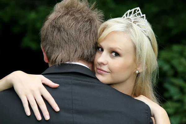 Hermosa novia mirando por encima del hombro del marido — Foto de Stock