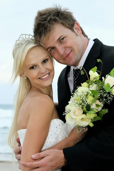 可爱的婚礼夫妇在海一边 — 图库照片