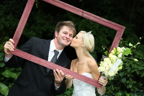 Casal de casamento bonito com moldura — Fotografia de Stock