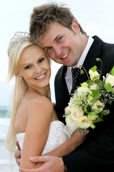 Krásné svatební pár na straně moře — Stock fotografie