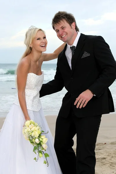 海の側に素敵な結婚式のカップル — ストック写真