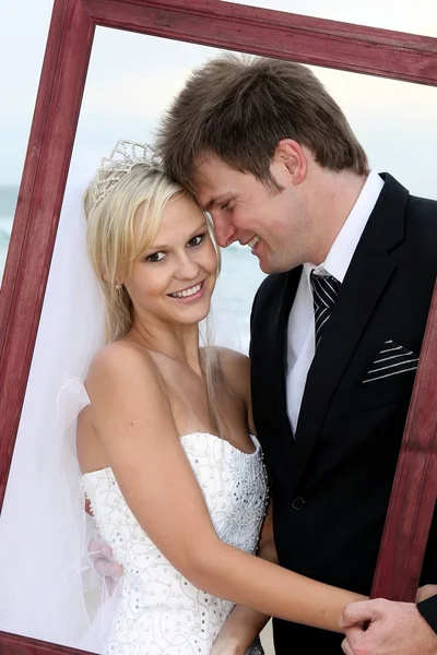 Krásné svatební pár s rámečkem — Stock fotografie
