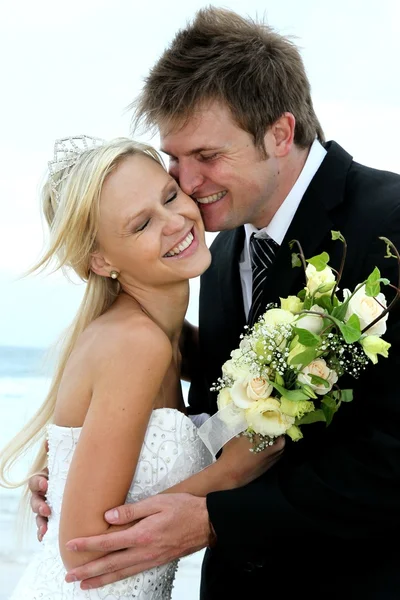 Прекрасная свадебная пара на берегу моря — стоковое фото