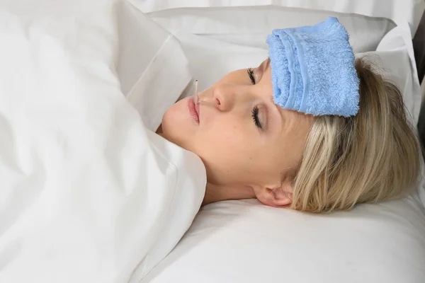 ベッドの中で病気のブロンドの女性 — ストック写真