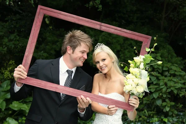 Inramade glad bröllop par — Stockfoto