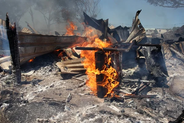 Verbrande geïmproviseerde huis — Stockfoto