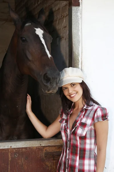 Urocza brunetka dziewczynka i koń — Zdjęcie stockowe