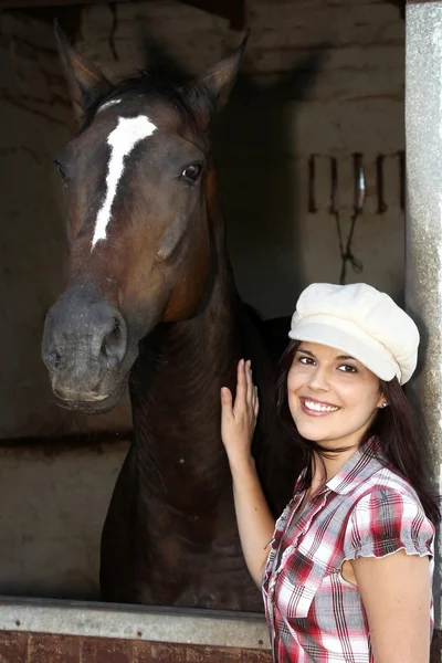 Belle fille brune et cheval — Photo