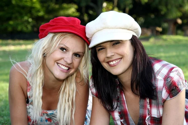 Mooie brunette en blonde vrienden — Stockfoto
