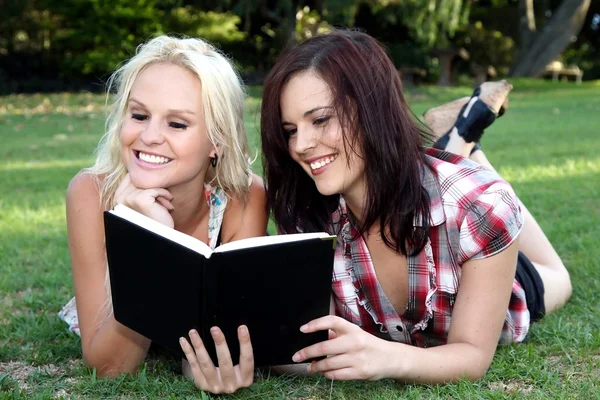 Mulheres bonitas jovens amigos leitura ao ar livre — Fotografia de Stock