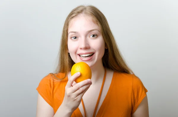 Linda garota com uma laranja — Fotografia de Stock